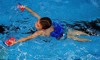Schwimmen lernen ist wichtig. Doch viele Kurse können derzeit nicht stattfinden. - picture alliance / dpa Schwimmen lernen ist wichtig. Doch viele Kurse können derzeit nicht stattfinden. - picture alliance / dpa