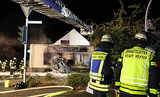 Der Wagen raste knapp an der Ampel vorbei durch die Hecke in das Friseurgeschäft und fing Feuer. - David Schellenberg Der Wagen raste knapp an der Ampel vorbei durch die Hecke in das Friseurgeschäft und fing Feuer. - David Schellenberg