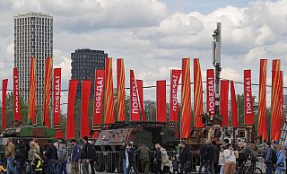 Menschen besichtigen eine Schau zu Kriegstrophäen im Park Pobedy (Park des Sieges) in Moskau. Gezeigt wird Militärtechnik aus verschiedenen westlichen Ländern und der Ukraine. Im Hintergrund zu sehen sind rote Fahnen mit der Aufschrift Pobeda! (auf Deutsch: Sieg). - Ulf Mauder/dpa Menschen besichtigen eine Schau zu Kriegstrophäen im Park Pobedy (Park des Sieges) in Moskau. Gezeigt wird Militärtechnik aus verschiedenen westlichen Ländern und der Ukraine. Im Hintergrund zu sehen sind rote Fahnen mit der Aufschrift Pobeda! (auf Deutsch: Sieg). - Ulf Mauder/dpa