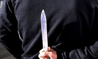 Die Unbekannten bedrohten das Opfer mit einem Messer. - Symbolbild: Andreas Frücht Die Unbekannten bedrohten das Opfer mit einem Messer. - Symbolbild: Andreas Frücht