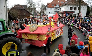 Der FCC-Vereinswagen darf beim Umzug natürlich nicht fehlen. - Reinhard Peters Der FCC-Vereinswagen darf beim Umzug natürlich nicht fehlen. - Reinhard Peters