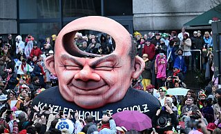 «Kanzler Hohlaf Scholz» steht auf einem Mottowagen beim Düsseldorfer Rosenmontagszug. - Federico Gambarini/dpa «Kanzler Hohlaf Scholz» steht auf einem Mottowagen beim Düsseldorfer Rosenmontagszug. - Federico Gambarini/dpa