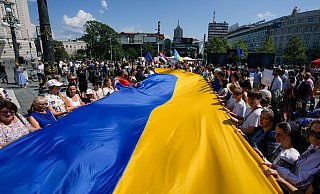 Menschen halten eine riesige ukrainische Fahne während einer Kundgebung in Belgrad zum 32. ukrainischen Unabhängigkeitstag. - Darko Vojinovic/AP Menschen halten eine riesige ukrainische Fahne während einer Kundgebung in Belgrad zum 32. ukrainischen Unabhängigkeitstag. - Darko Vojinovic/AP