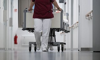 Pflegeverbände fordern schon seit Langem eine Aufwertung der Pflege, um die Attraktivität des Berufs zu erhöhen. - picture alliance/dpa Pflegeverbände fordern schon seit Langem eine Aufwertung der Pflege, um die Attraktivität des Berufs zu erhöhen. - picture alliance/dpa