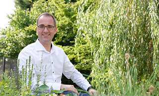 Grüner Hintergrund: Im eigenen Garten in Wallenbrück führt sich Lars Hartwig wohl. - Andreas Sundermeier Grüner Hintergrund: Im eigenen Garten in Wallenbrück führt sich Lars Hartwig wohl. - Andreas Sundermeier