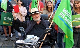 Reinhold Zühlke hat sich jahrelang für die Grünen in Büren und auch im Kreistag eingesetzt, wie hier bei der Demo gegen die AFD in Büren im vergangenen Sommer. - Uwe Müller Reinhold Zühlke hat sich jahrelang für die Grünen in Büren und auch im Kreistag eingesetzt, wie hier bei der Demo gegen die AFD in Büren im vergangenen Sommer. - Uwe Müller