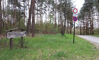 Mittlerweile ist per Verkehrsschild die Durchfahrt nur noch Anliegern gestattet, und es gilt absolutes Halteverbot. Die Stadt hat diese Schilder nicht aufstellen lassen. - Sigurd Gringel Mittlerweile ist per Verkehrsschild die Durchfahrt nur noch Anliegern gestattet, und es gilt absolutes Halteverbot. Die Stadt hat diese Schilder nicht aufstellen lassen. - Sigurd Gringel
