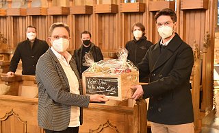„Vielen Dank für die schöne Zeit" sagen Vertreter der insgesamt vier Chöre am Paderborner Dom der scheidenden Domkantorin Gabriele Sichler-Karle. - Thomas Throenle / Erzbistum Paderborn „Vielen Dank für die schöne Zeit" sagen Vertreter der insgesamt vier Chöre am Paderborner Dom der scheidenden Domkantorin Gabriele Sichler-Karle. - Thomas Throenle / Erzbistum Paderborn