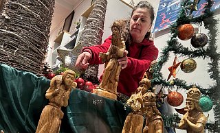 Die Gütersloher Geschäftsleiterin Lilli Ramforth beklagt den Verlust der zwei handgeschnitzten Holzfiguren aus einer Krippenausstellung im Weltladen. - Christian Bröder Die Gütersloher Geschäftsleiterin Lilli Ramforth beklagt den Verlust der zwei handgeschnitzten Holzfiguren aus einer Krippenausstellung im Weltladen. - Christian Bröder