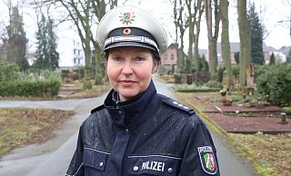 Renate Zangari ist Bezirksbeamtin im Riemekeviertel - damit liegt auch der Westfriedhof und seine Umgebung in ihrem Bereich. - Holger Kosbab Renate Zangari ist Bezirksbeamtin im Riemekeviertel - damit liegt auch der Westfriedhof und seine Umgebung in ihrem Bereich. - Holger Kosbab