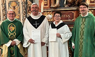 Pastor Thomas Nal (l.) und Pastor Frank Grunze (r.) stehen Hiltrud Vornholt und Heinz-Dieter Schlenke als Mentoren zur Seite. Mit einem bewegenden Einführungsgottesdienst in der ehemaligen Abteikirche Corvey haben die beiden Ehrenamtlichen ihren Dienst aufgenommen – begleitet mit Segenswünschen aus den Gemeinden des Pastoralverbundes. - PV Corvey Pastor Thomas Nal (l.) und Pastor Frank Grunze (r.) stehen Hiltrud Vornholt und Heinz-Dieter Schlenke als Mentoren zur Seite. Mit einem bewegenden Einführungsgottesdienst in der ehemaligen Abteikirche Corvey haben die beiden Ehrenamtlichen ihren Dienst aufgenommen – begleitet mit Segenswünschen aus den Gemeinden des Pastoralverbundes. - PV Corvey