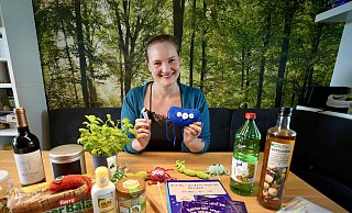 Mikrobiomforscherin Johanna Nelkner brennt für die winzigen Einzeller, deren Ruf viel schlechter ist, als er sein sollte. Ginge es nach ihr, würden wir viel mehr auf die positiven Eigenschaften der Mikroorganismen schauen. - Peter Unger Mikrobiomforscherin Johanna Nelkner brennt für die winzigen Einzeller, deren Ruf viel schlechter ist, als er sein sollte. Ginge es nach ihr, würden wir viel mehr auf die positiven Eigenschaften der Mikroorganismen schauen. - Peter Unger