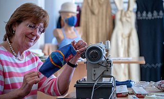 Stoffmasken können schnell selber genäht werden. Mittlerweile stellen aber auch immer mehr Unternehmen Mundschutz aus Stoff her. - picture alliance Stoffmasken können schnell selber genäht werden. Mittlerweile stellen aber auch immer mehr Unternehmen Mundschutz aus Stoff her. - picture alliance
