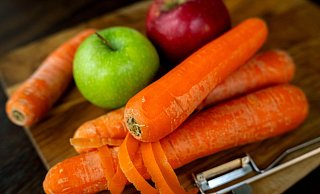 Vorgeschlagen wird etwa, die Mehrwertsteuer unter anderem für Obst und Gemüse aus der EU in Bio-Qualität zu streichen. - Sina Schuldt/dpa Vorgeschlagen wird etwa, die Mehrwertsteuer unter anderem für Obst und Gemüse aus der EU in Bio-Qualität zu streichen. - Sina Schuldt/dpa