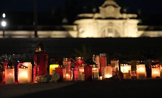 Auf der Rampe am Wasserspiel vorm Kaiserpalais haben Menschen in den Tagen nach der tödlichen Schlägerei im Kurpark Bad Oeynhausen Blumen abgelegt und Kerzen angezündet. - Ulf Hanke Auf der Rampe am Wasserspiel vorm Kaiserpalais haben Menschen in den Tagen nach der tödlichen Schlägerei im Kurpark Bad Oeynhausen Blumen abgelegt und Kerzen angezündet. - Ulf Hanke
