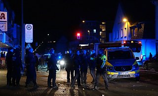 In der Silvesternacht haben Polizei und Feuerwehr in Bielefeld alle Hände voll zu tun. An der Heeper Straße nehmen Polizisten zwei Männer fest. - Paul Brinkmann In der Silvesternacht haben Polizei und Feuerwehr in Bielefeld alle Hände voll zu tun. An der Heeper Straße nehmen Polizisten zwei Männer fest. - Paul Brinkmann