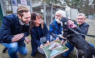Huskymischling Müsli (5) möchte eigentlich zu seiner Freundin Sansa in die Hundequarantäne hinter den Menschen (Sascha Vogelsang (v. l.), Sandra Furtwängler, Helmut Tiekötter, Frank Österwinter). - Sarah Jonek Huskymischling Müsli (5) möchte eigentlich zu seiner Freundin Sansa in die Hundequarantäne hinter den Menschen (Sascha Vogelsang (v. l.), Sandra Furtwängler, Helmut Tiekötter, Frank Österwinter). - Sarah Jonek