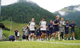 Die Spieler des SC Paderborn beim Training im malerischen Walchsee, umgeben von Tirols beeindruckender Berglandschaft. - Christian Geisler Die Spieler des SC Paderborn beim Training im malerischen Walchsee, umgeben von Tirols beeindruckender Berglandschaft. - Christian Geisler