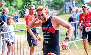 Der 20. IOK-Triathlon in Verl bietet neben tollem Sport auch eine prima Atmosphäre. Hier kühlt sich Daniel Knoepke, späterer Sieger über die Olympische Distanz, ab. - David Inderlied Der 20. IOK-Triathlon in Verl bietet neben tollem Sport auch eine prima Atmosphäre. Hier kühlt sich Daniel Knoepke, späterer Sieger über die Olympische Distanz, ab. - David Inderlied