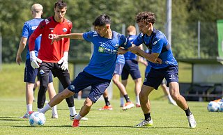 Raphael Obermair (vorne l.) und Aaron Zehnter, die sich hier im Training duellieren, sind die beiden Standardspezialisten des SC Paderborn. - Oliver Krato Raphael Obermair (vorne l.) und Aaron Zehnter, die sich hier im Training duellieren, sind die beiden Standardspezialisten des SC Paderborn. - Oliver Krato
