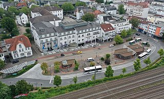 Der ZOB soll weiter zur Bahn rücken. Die Autofahrer würden dann an der Südseite des Busbahnhofes die Herforder Straße entlangfahren. Dort, wo derzeit die Busse fahren. Direkt vor dem Hotel Merkur oder dem Wettbüro. - Jürgen Krüger Der ZOB soll weiter zur Bahn rücken. Die Autofahrer würden dann an der Südseite des Busbahnhofes die Herforder Straße entlangfahren. Dort, wo derzeit die Busse fahren. Direkt vor dem Hotel Merkur oder dem Wettbüro. - Jürgen Krüger