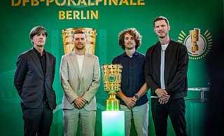 Die beiden Pokalbotschafter Joachim Löw (l.) und Fabian Klos (r.) postieren sich gemeinsam mit DSC-Kapitän Mael Corboz (Zweiter v. r.) und VfB-Profi Maximilian Mittelstädt um den Pokal. - Sarah Jonek Die beiden Pokalbotschafter Joachim Löw (l.) und Fabian Klos (r.) postieren sich gemeinsam mit DSC-Kapitän Mael Corboz (Zweiter v. r.) und VfB-Profi Maximilian Mittelstädt um den Pokal. - Sarah Jonek