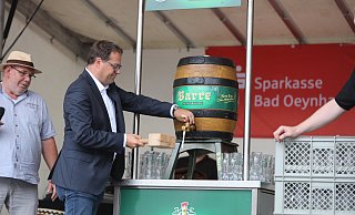 Gleich der erste Schlag saß: Souverän eröffnete Bürgermeister Lars Bökenkröger die Rehmer Traditionsveranstaltung. - Nicole Sielermann Gleich der erste Schlag saß: Souverän eröffnete Bürgermeister Lars Bökenkröger die Rehmer Traditionsveranstaltung. - Nicole Sielermann