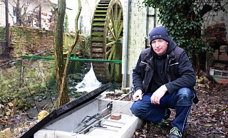 Der Versmolder Nils Ellwart posiert vor seiner Lebenfalle. Er fängt regelmäßig ungebetene Waschbären auf seinem Grundstück. - Andre Schneider Der Versmolder Nils Ellwart posiert vor seiner Lebenfalle. Er fängt regelmäßig ungebetene Waschbären auf seinem Grundstück. - Andre Schneider