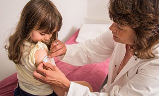 Einen Kinderarzt zu finden, ist für viele Eltern in Ostwestfalen-Lippe eine Herausforderung. - Christin Klose/dpa Themendienst/ Einen Kinderarzt zu finden, ist für viele Eltern in Ostwestfalen-Lippe eine Herausforderung. - Christin Klose/dpa Themendienst/