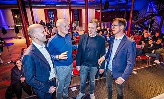 Im ständigen Austausch: Auf dem DSC-Fanabend gaben Maurice Eschweiler (v.l.), Rainer Schütte, Christoph Wortmann und Michael Mutzel Einblicke in ihre Arbeit und sprachen mit den Anhängern. - Sarah Jonek Im ständigen Austausch: Auf dem DSC-Fanabend gaben Maurice Eschweiler (v.l.), Rainer Schütte, Christoph Wortmann und Michael Mutzel Einblicke in ihre Arbeit und sprachen mit den Anhängern. - Sarah Jonek