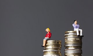 Der Equaly-Pay-Day erinnert an die Lohnlücke zwischen Männern und Frauen – Frauen bekommen durchschnittlich 400 Euro weniger als Männer. - ink drop - stock.adobe.com Der Equaly-Pay-Day erinnert an die Lohnlücke zwischen Männern und Frauen – Frauen bekommen durchschnittlich 400 Euro weniger als Männer. - ink drop - stock.adobe.com