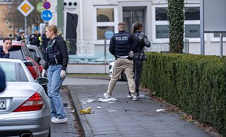 Kripo-Beamte und Polizisten stehen am Tatort. Hier wurden vier Angehörige von Hüseyin A. niedergeschossen und zum Teil lebensgefährlich verletzt. - Christian Mathiesen Kripo-Beamte und Polizisten stehen am Tatort. Hier wurden vier Angehörige von Hüseyin A. niedergeschossen und zum Teil lebensgefährlich verletzt. - Christian Mathiesen