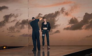 Fotografen und Kameras waren am Set von "Germanys Next Topmodel" für Katharina Fricke allgegenwärtig. Andreas Ortner (l.) setzte sie gleich mehrfach in Szene. Ein anstrengendes Unterfangen für die Löhnerin. Aber auch eine wertvolle Erfahrung. - ProSieben/Daniel Graf Fotografen und Kameras waren am Set von "Germanys Next Topmodel" für Katharina Fricke allgegenwärtig. Andreas Ortner (l.) setzte sie gleich mehrfach in Szene. Ein anstrengendes Unterfangen für die Löhnerin. Aber auch eine wertvolle Erfahrung. - ProSieben/Daniel Graf