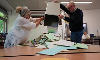 Sabine Nordmann und Burkhard Wehmeyer leeren die Wahlurne im Wahllokal 060 in der Realschule Enger. Beide engagieren sich seit über 20 Jahren als Wahlhelfer. - Juri Bürgin Sabine Nordmann und Burkhard Wehmeyer leeren die Wahlurne im Wahllokal 060 in der Realschule Enger. Beide engagieren sich seit über 20 Jahren als Wahlhelfer. - Juri Bürgin