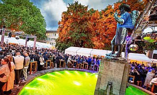 Der Leineweber mag sein Arminia-Trikot gar nicht mehr ausziehen und blickt am Samstagabend in aller Ruhe auf die Feiergemeinde zu seinen Füßen rund um das gelb-grüne Brunnenwasser im Leineweberbrunnen. - BARBARA FRANKE Der Leineweber mag sein Arminia-Trikot gar nicht mehr ausziehen und blickt am Samstagabend in aller Ruhe auf die Feiergemeinde zu seinen Füßen rund um das gelb-grüne Brunnenwasser im Leineweberbrunnen. - BARBARA FRANKE