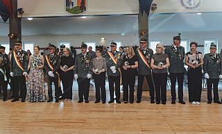 Das Königspaar Jörg Egold mit Königin Nicole (v. l.) und der Hofstaat bestehend aus Stefan und Nadine Marquardt, Ludger und Renate Guttwein, Toni und Andrea Offergeld, Uli und Birgit Hübener, Andreas und Heike Plöger und Adjutant Dieter Brandt präsentiert sich den Schützen. - Schützen Kirchborchen Das Königspaar Jörg Egold mit Königin Nicole (v. l.) und der Hofstaat bestehend aus Stefan und Nadine Marquardt, Ludger und Renate Guttwein, Toni und Andrea Offergeld, Uli und Birgit Hübener, Andreas und Heike Plöger und Adjutant Dieter Brandt präsentiert sich den Schützen. - Schützen Kirchborchen
