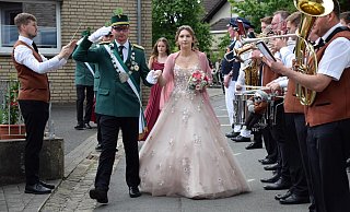 Das junge Königspaar Hubertus Vogt (22) und Julia Schreder (20) steht beim Festumzug im Mittelpunkt. - Anja Ebner Das junge Königspaar Hubertus Vogt (22) und Julia Schreder (20) steht beim Festumzug im Mittelpunkt. - Anja Ebner
