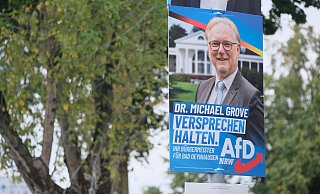 Michael Grove wirbt auf Wahlplakaten der AfD um Wählerstimmen - mit Doktortitel. - Ulf Hanke Michael Grove wirbt auf Wahlplakaten der AfD um Wählerstimmen - mit Doktortitel. - Ulf Hanke