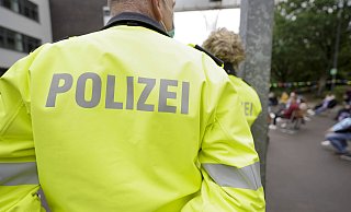 Die Polizei hat die Präsenz an den betroffenen Schulen erhöht. - imago images/Political-Moments Die Polizei hat die Präsenz an den betroffenen Schulen erhöht. - imago images/Political-Moments
