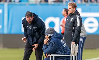Beim Spiel seiner Arminia in Rostock sah Trainer Mitch Kniat wiederholt Anlass, sich heftig über das Schiedsrichterteam mit dem Vierten Offiziellen Florian Pötter (r.) aufzuregen. - IMAGO/Andy Bünning Beim Spiel seiner Arminia in Rostock sah Trainer Mitch Kniat wiederholt Anlass, sich heftig über das Schiedsrichterteam mit dem Vierten Offiziellen Florian Pötter (r.) aufzuregen. - IMAGO/Andy Bünning