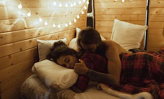 Sex mit einem neuen Partner oder einer neuen Partnerin zu Weihnachten birgt das Risiko unerwünschter Folgen. - picture alliance / Westend61 Sex mit einem neuen Partner oder einer neuen Partnerin zu Weihnachten birgt das Risiko unerwünschter Folgen. - picture alliance / Westend61