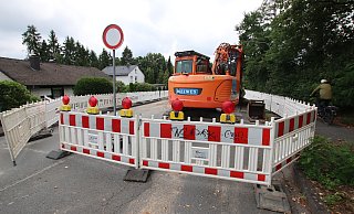 Bis hierhin und nicht weiter. Die Flugplatzstraße ist auf Höhe der Bielefelder Straße zur Sackgasse geworden. Rechts können Radfahrerund Fußgänger noch Richtung Thorwesten passieren. Nach links Richtung Zentrum ist der Weg für alle abgeschnitten - Sigurd Gringel Bis hierhin und nicht weiter. Die Flugplatzstraße ist auf Höhe der Bielefelder Straße zur Sackgasse geworden. Rechts können Radfahrerund Fußgänger noch Richtung Thorwesten passieren. Nach links Richtung Zentrum ist der Weg für alle abgeschnitten - Sigurd Gringel