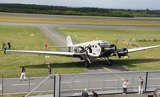 Abschied von der Junkers Ju 52 D-AQUI am Flughafen Paderborn/Lippstadt. Die Maschine wird nach Frankfurt transportiert. - Johannes Büttner Abschied von der Junkers Ju 52 D-AQUI am Flughafen Paderborn/Lippstadt. Die Maschine wird nach Frankfurt transportiert. - Johannes Büttner
