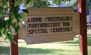 Vor dem Löhner Rathaus erinnert ein Schild an die Partnerschaft mit Spittal in Österreich. Die Beziehung neigt sich momentan dem Ende zu -- und ist nicht die einzige, die in den vergangenen Jahren Höhen und Tiefen erlebte. - Felix Eisele Vor dem Löhner Rathaus erinnert ein Schild an die Partnerschaft mit Spittal in Österreich. Die Beziehung neigt sich momentan dem Ende zu -- und ist nicht die einzige, die in den vergangenen Jahren Höhen und Tiefen erlebte. - Felix Eisele