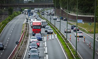 Noch bis Ende Juli gibt es auf dem Ostwestfalendamm auf einer Länge von 500 Metern nur jeweils eine Richtungsfahrspur. Die Folge sind tägliche Staus. - Sarah Jonek Noch bis Ende Juli gibt es auf dem Ostwestfalendamm auf einer Länge von 500 Metern nur jeweils eine Richtungsfahrspur. Die Folge sind tägliche Staus. - Sarah Jonek