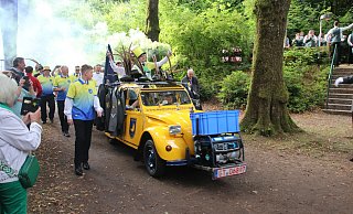 Oliver "Ole" Irrgang fährt mit einer gelben Rauchfackel in der Hand auf der legendären Thekentaucher-Ente auf den Schützenplatz ein - begleitet von vielen anderen Mitstreitern der Versorgungstruppe der Oerlinghauser Schützengesellschaft. - OSG Oliver "Ole" Irrgang fährt mit einer gelben Rauchfackel in der Hand auf der legendären Thekentaucher-Ente auf den Schützenplatz ein - begleitet von vielen anderen Mitstreitern der Versorgungstruppe der Oerlinghauser Schützengesellschaft. - OSG