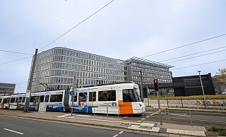 Vor der Bahnhaltestelle "Schüco" stadtauswärts sorgen quietschende Gleise für Unmut bei den Anwohnern. - Oliver Krato Vor der Bahnhaltestelle "Schüco" stadtauswärts sorgen quietschende Gleise für Unmut bei den Anwohnern. - Oliver Krato