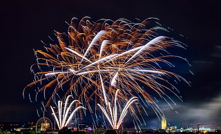 Mit dem großen Abschlussfeuerwerk ist Libori in Paderborn zu Ende gegangen. Viele Tausende Menschen haben sich in der Innenstadt das krachend-funkelnde Finale angeschaut. - BESIM MAZHIQI Mit dem großen Abschlussfeuerwerk ist Libori in Paderborn zu Ende gegangen. Viele Tausende Menschen haben sich in der Innenstadt das krachend-funkelnde Finale angeschaut. - BESIM MAZHIQI