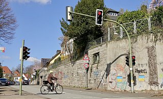 Die Ampelanlage soll bleiben, der nachfolgende Teil der Straße Johannistal umgebaut werden. Dagegen wendet sich ein Anwohner und hat geklagt. - Peter Unger Die Ampelanlage soll bleiben, der nachfolgende Teil der Straße Johannistal umgebaut werden. Dagegen wendet sich ein Anwohner und hat geklagt. - Peter Unger