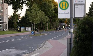 An der Bushaltestelle Seskerbruch an der Detmolder Straße ist der 26-jährige Holzmindener zu Tode gekommen. - Niklas Tüns An der Bushaltestelle Seskerbruch an der Detmolder Straße ist der 26-jährige Holzmindener zu Tode gekommen. - Niklas Tüns
